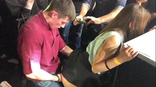 Sexe real en una discoteca russa. Noia russa de 18 anys a l'anus i la vagina follada en una discoteca